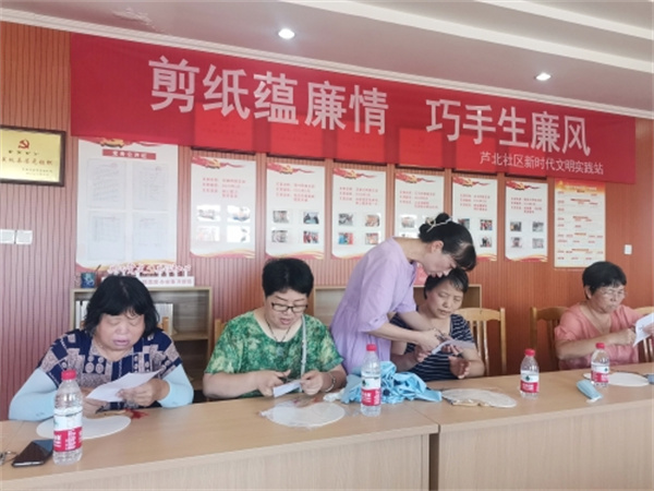 紅色剪紙寄初心 清風(fēng)畫扇倡廉潔.jpg