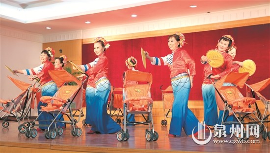 2014年10月19日，泉州老年大學(xué)在與韓國光州老年交流團(tuán)文化交流演出中的表演.jpg