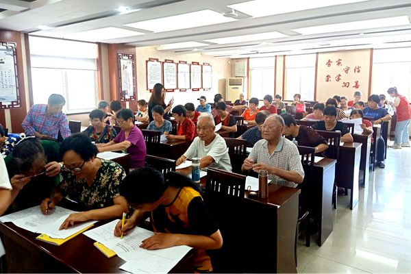 舉行2021年靈巖社區(qū)春季老年電大休學(xué)典禮 (2).jpg