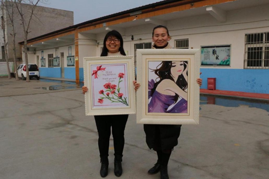 1513669745710741.jpg 常莊社區(qū)學(xué)校的老師和學(xué)員共同展示作品.jpg