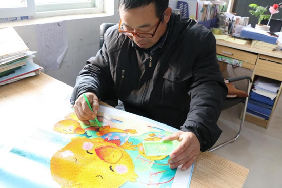 1513669791479636.jpg 學(xué)員在制作鉆石繡.jpg