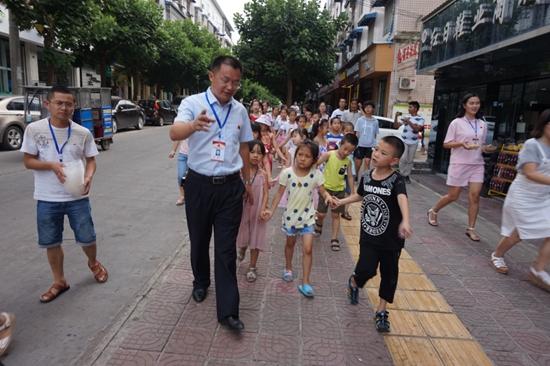 何東耀書(shū)記帶領(lǐng)社區(qū)工作人員、大學(xué)生和小朋友志愿者走上街頭.jpg