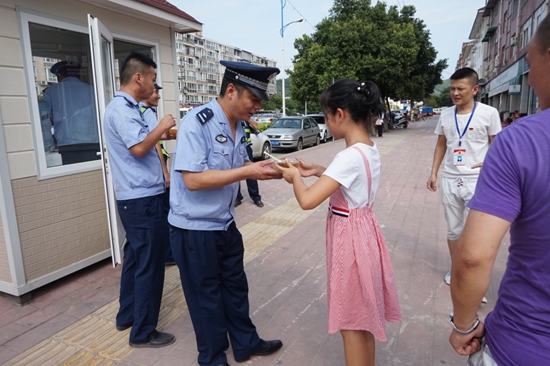 小朋友為綜治城管送上冰粉.jpg
