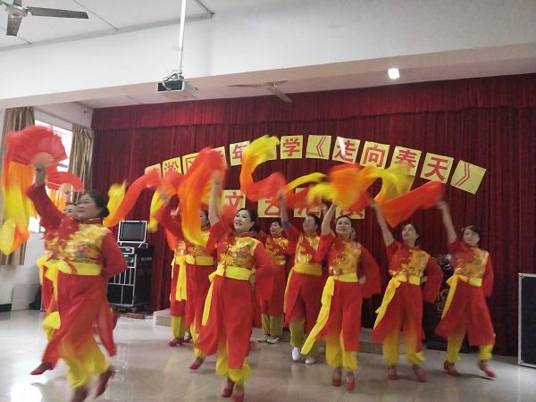 熱烈喜慶的長扇舞《西部放歌》.jpg