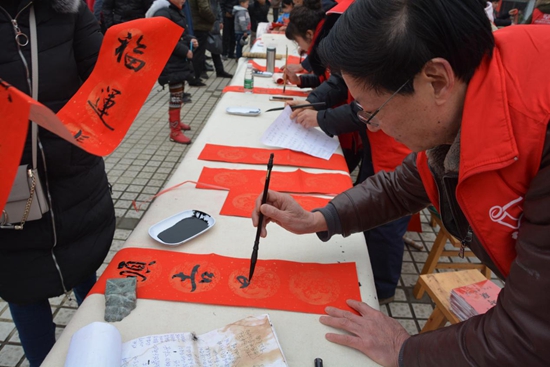 1517387352451852.jpg 社區(qū)能人們揮毫潑墨.jpg