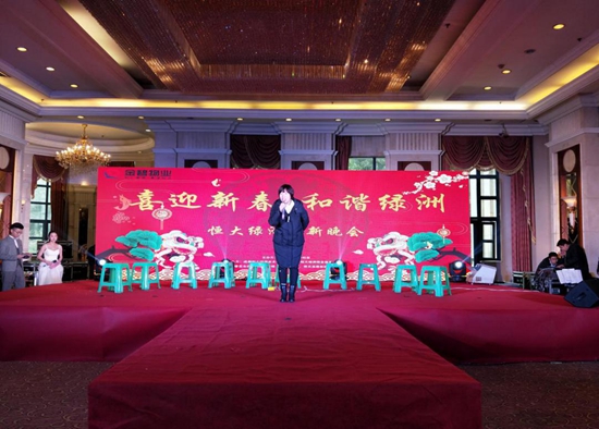 1517540535632398.jpg 社區(qū)書(shū)記羅華群向居民致新春賀詞.jpg