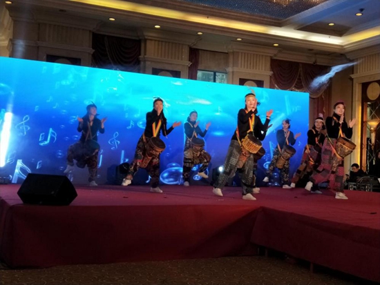 1517540549968636.jpg 社區(qū)學(xué)習(xí)型文藝團(tuán)隊(duì)表演非洲鼓.jpg