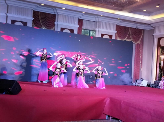 1517540555848863.jpg 社區(qū)舞蹈學(xué)習(xí)型團(tuán)隊(duì)帶來(lái)的《送你一支玫瑰花》.jpg