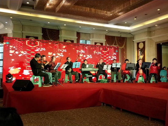 1517540563319690.jpg 社區(qū)樂(lè)器學(xué)習(xí)型團(tuán)隊(duì)合奏《喜洋洋》.jpg