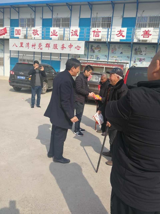 圖為鄭州經(jīng)開(kāi)區(qū)九龍辦事處領(lǐng)導(dǎo)袁亮正為老人送慰問(wèn)品.jpg