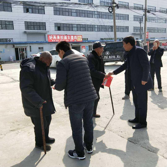 圖為鄭州經(jīng)開(kāi)區(qū)九龍辦事處八里灣社區(qū)慰問(wèn)老人.jpg