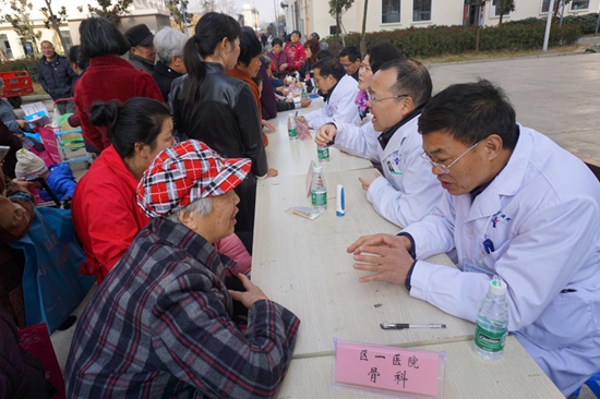 專家為社區(qū)居民進(jìn)行耐心而又專業(yè)的診斷.jpg
