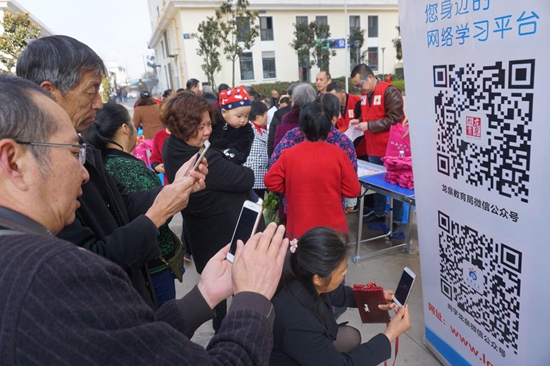 社區(qū)居民關(guān)注“龍泉教育”、“ 尚學(xué)龍泉”微信公眾號(hào).jpg