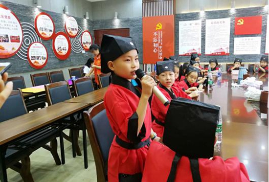 孩子們積極地表達(dá)自己對國學(xué)的理解.jpg
