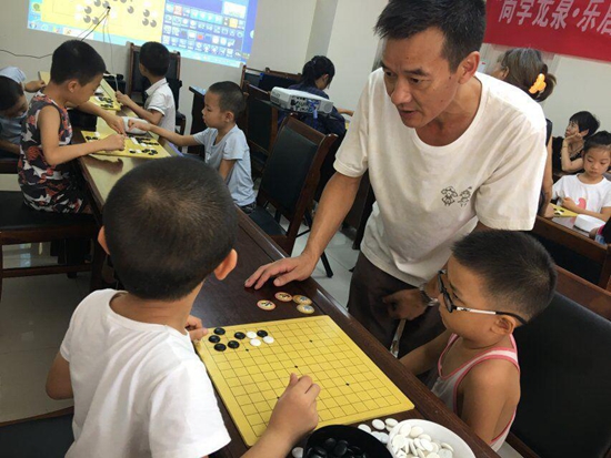 余老師指導孩子們操作棋盤.jpg