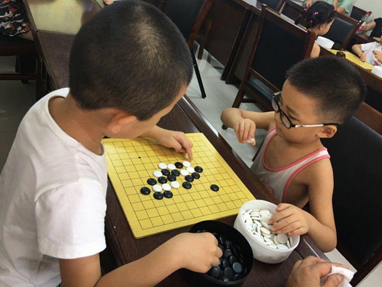 孩子們認真操作棋盤.jpg
