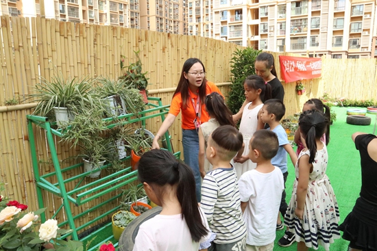 社區(qū)教育志愿者講解花草及環(huán)境保護知識_副本.jpg