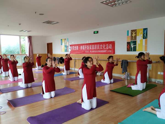 1538966570261786.jpg 聚精會(huì)神地做熱身動(dòng)作.jpg