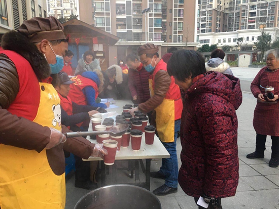 1544765409661607.jpg 開始派發(fā)愛心粥.jpg