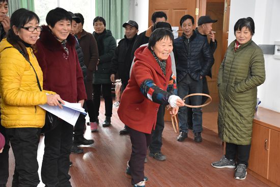 寧波市北侖區(qū)春曉：舉辦老年人趣味運動會_副本.jpg