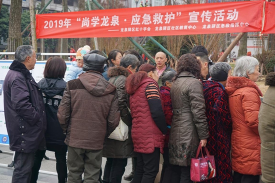 “尚學龍泉”宣傳人員現(xiàn)場講解相關知識.jpg
