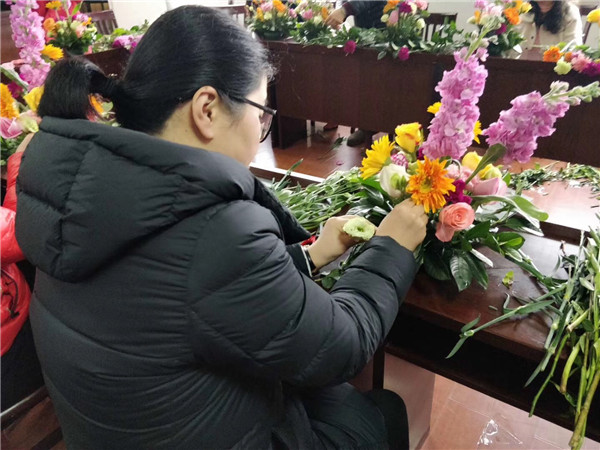 米蘭社區(qū)：“以花為鄰，香滿米蘭”插花培訓(xùn).JPG