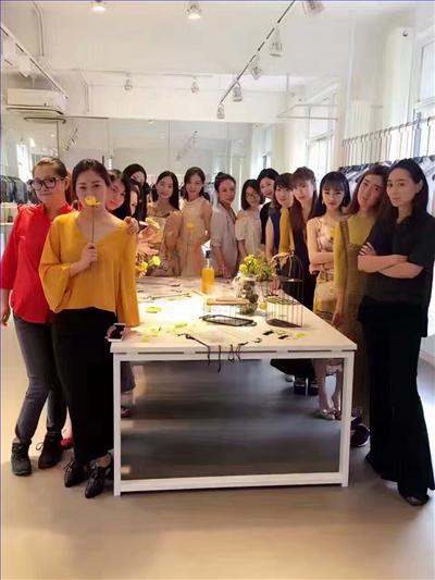 陸家嘴街道樓宇課堂首次參與&ldquo;2016秋季流行色狂歡派對&rdquo;2.jpg