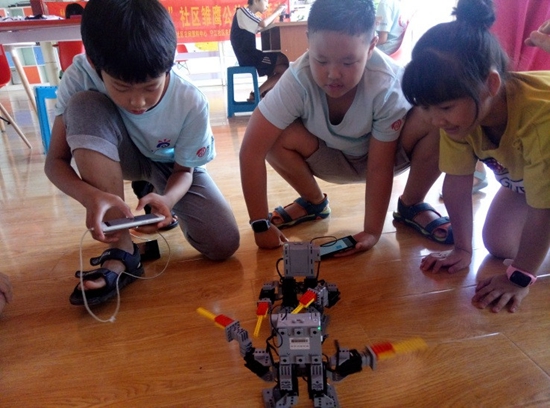 孩子們操作機(jī)器人，樂趣無窮.jpg