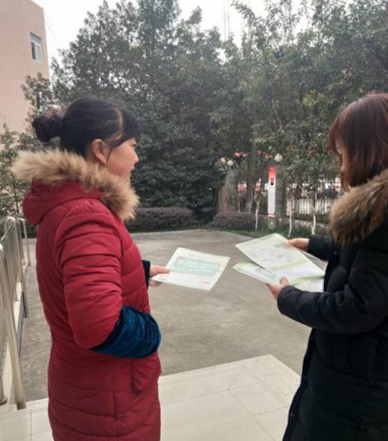 發(fā)放宣傳資料.jpg