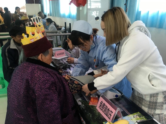 志愿者為老人測(cè)血壓測(cè)血糖.jpg
