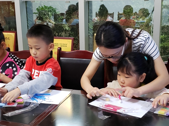 1527586047962798.jpg 鄭老師給小朋友示范.jpg