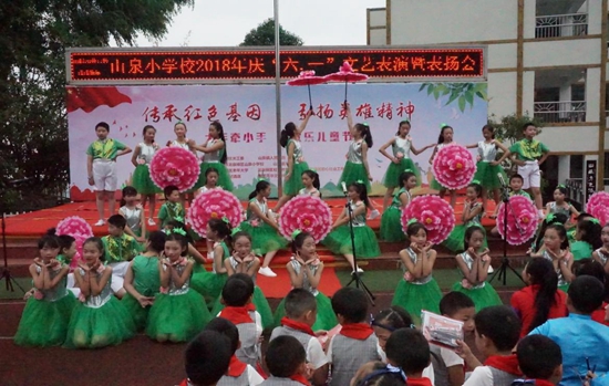 山泉鎮(zhèn)小朋友節(jié)目表演.jpg