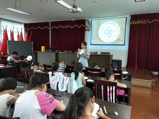 寧波市北侖區(qū)春曉成校下設(shè)的假日學校辦學形式呈現(xiàn)多樣化 (2).jpg