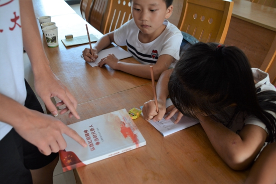 寧波市北侖區(qū)春曉成校假日學校開展“八一”建軍節(jié)專題教育活動 (2)_副本.jpg