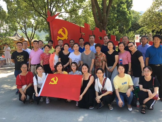 寧波市北侖區(qū)春曉成校聯(lián)合慈岙村黨總支組織黨員赴余姚橫坎頭村參觀學(xué)習(xí)_副本.jpg