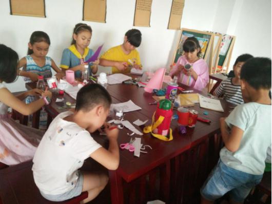 1534727366602442.jpg 積極動手、認真學習.jpg