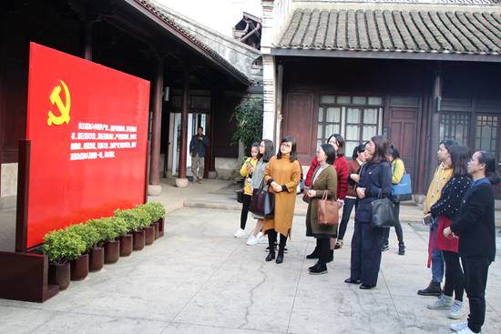 寧波市北侖區(qū)春曉成校組織未成年人校外教育講師團(tuán)成員參觀張人亞黨章學(xué)堂_副本.jpg