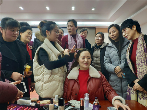 寧波市北侖區(qū)春曉：舉辦女性社會組織骨干化妝培訓(xùn)班.jpg
