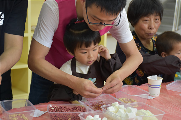 北侖區(qū)春曉成校聯(lián)合三山村社區(qū)開展“親子烘焙·快樂‘家'倍”親子烘焙活動(dòng) (2).jpg