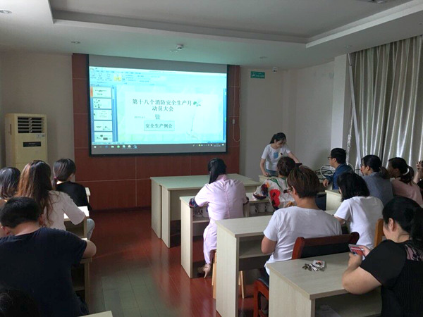 北侖區(qū)春曉成校走進(jìn)春曉衛(wèi)生院開展第18個(gè)安全生產(chǎn)月系列活動(dòng)——“五個(gè)一”啟動(dòng)儀式_副本.jpg