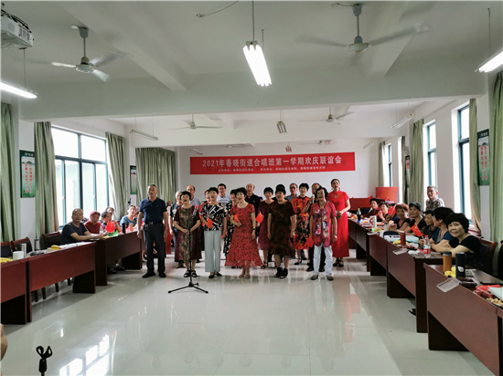 北侖區(qū)春曉街道老年大學(xué)合唱班舉行唱響紅歌歡慶聯(lián)誼會(huì).jpg
