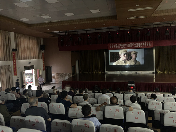 北侖區(qū)春曉街道昆亭社區(qū)：觀看紅色電影 傳承愛國精神.jpg