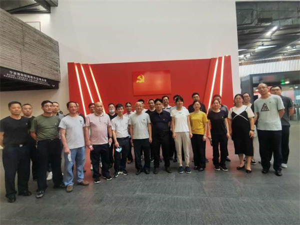 北侖區(qū)春曉成校、春曉交管所開展黨員專題教育走進(jìn)寧波博物館.jpg