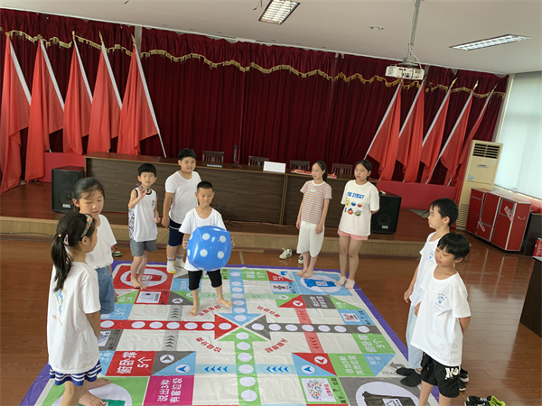 “垃圾分類飛行棋 創(chuàng)新游戲環(huán)保行”趣味活動在北侖區(qū)春曉成校昆亭村假日學校舉行(2).jpg