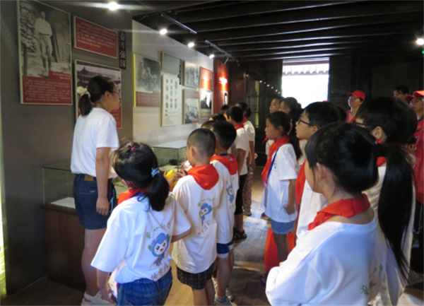 北侖區(qū)春曉成校洋沙山社區(qū)假日學(xué)校開展“益起來 共成長”暑期假日學(xué)校紅領(lǐng)巾尋根之旅(2).png