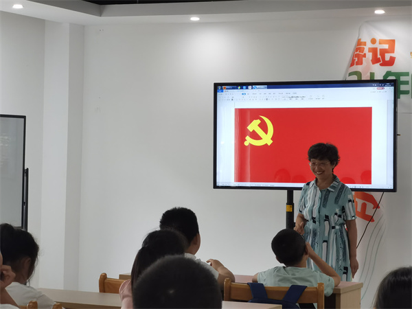 “童心向黨”愛(ài)國(guó)主題教育活動(dòng)在北侖區(qū)春曉成校春曉湖社區(qū)假日學(xué)校內(nèi)舉行 (2).jpg