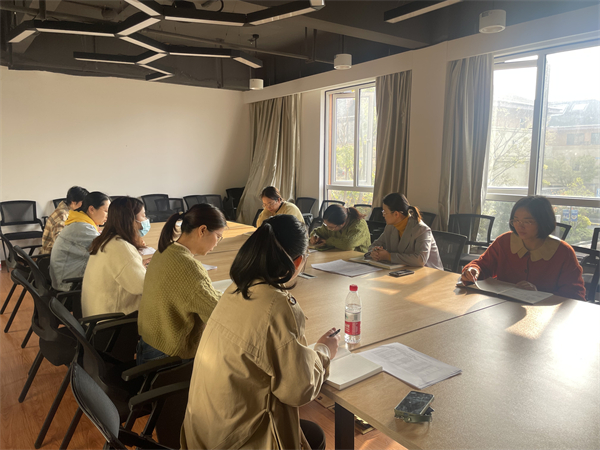 1669549821722384.jpg 北侖區(qū)春曉成?!凹t色講師團(tuán)”成員為青年黨員說(shuō)黨課.jpg