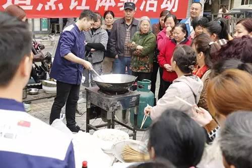 廚師演示并講解具體做法.jpg