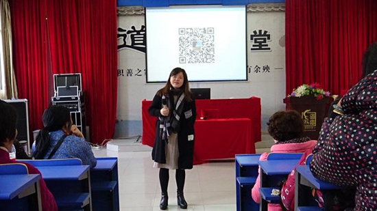 1543802024294617.jpg 社區(qū)居民易芙蓉談感受.jpg