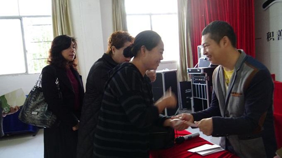 1543802055610815.jpg 歐陽凱一一為社區(qū)居民送上吉祥卡.jpg